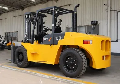 Xe nâng Trung Quốc vs xe nâng Nhật – So sánh chi tiết từ A-Z, nên chọn loại nào?